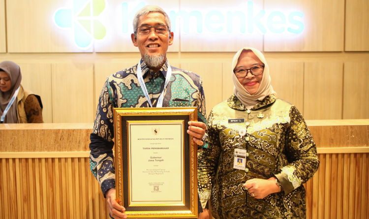 Sukses Intervensi Penurunan Stunting, Gubernur Jateng Terima Penghargaan dari Kemenkes Sukses Intervensi Penurunan Stunting, Gubernur Jateng Terima Penghargaan dari Kemenkes