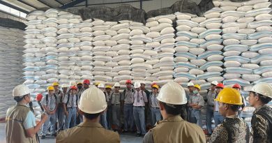 Siswa SMK Geruduk Gudang Bulog Telukan Demi Melihat Pengolahan Beras