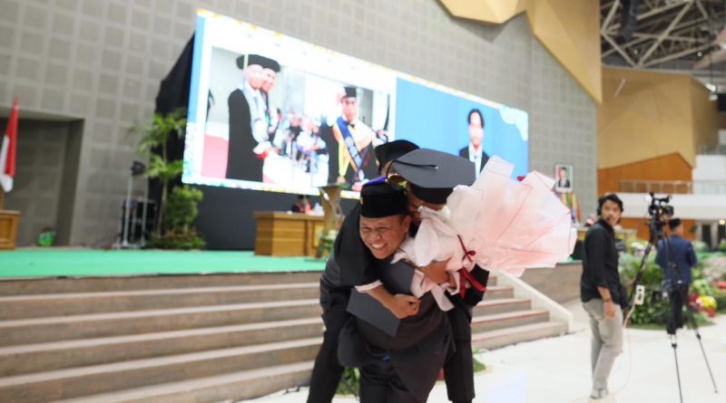 Gendong Anak di Wisuda UMS, Wujud Rasa Gembira dan Haru