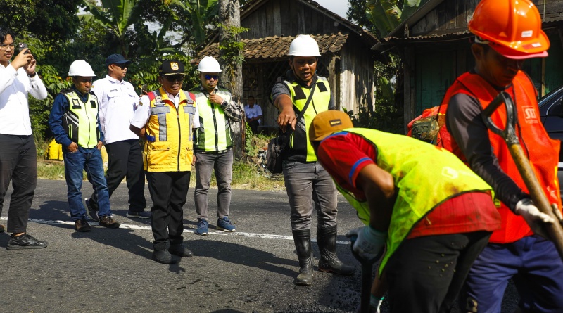 Setelah 15 Tahun, Ahmad Luthfi Tinjau Jalan Parakan-Patean yang Dikeluhkan  Diaspal Ulang