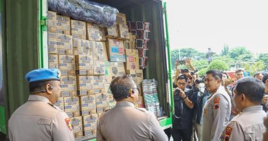 Polda Jateng Kirim 5 Truk Bantuan Logistik dan Uang Tunai Rp 2,2 Milyar