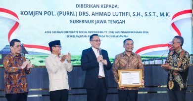 Ahmad Luthfi Terima Penghargaan Program Pengelolaan Sampah dari Kemendes PDT