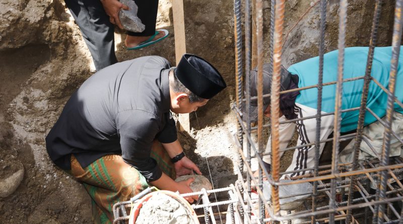 Taj Yasin Lakukan Peletakan Batu Pertama Masjid Bersejarah di Boyolali yang Terbakar