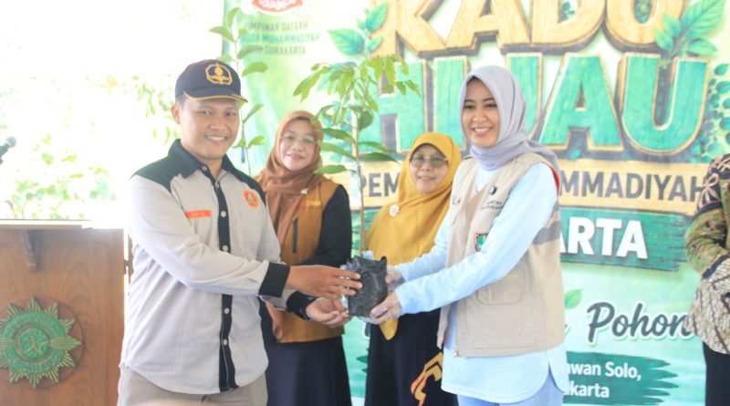 Pemuda Muhammadiyah Surakarta Tanam 94 Pohon di Bantaran Bengawan Solo