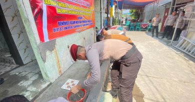 Aksi Peduli Taruna Akpol Angkatan 60 Bikin MCK dan Bagi Sembako di Sangkrah