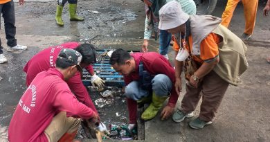 Pemerhati Lingkungan dan Relawan  Sukoharjo Bersihkan Sampah Sepanjang Sungai Jawes