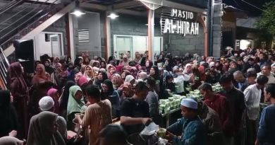 Tak Hanya Pengajian, Makan Bersama Plus Uang Saku