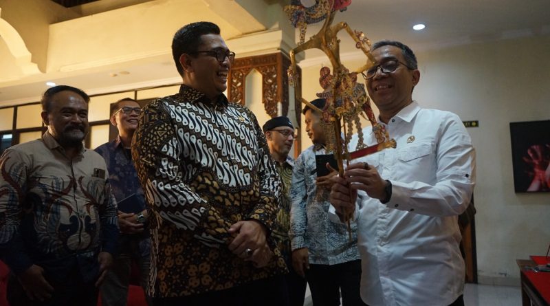 Kunjungi ke ISI Solo, Mendiktisaintek Brian Yuliarto Sebut ISI Solo Memiliki Modal Budaya Kuat dan Sulit Ditiru Perguruan Tinggi Lain