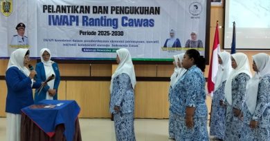 Ketua DPC IWAPI Kabupaten Klaten melantik pengurus IWAPI Ranting Cawas di aula lantai 2 Kecamatan Cawas.