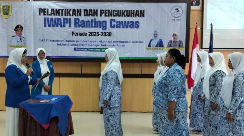 Ketua DPC IWAPI Kabupaten Klaten melantik pengurus IWAPI Ranting Cawas di aula lantai 2 Kecamatan Cawas.