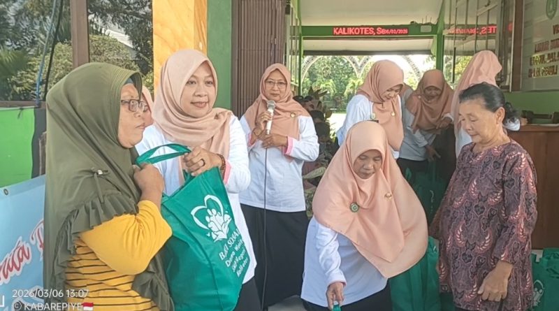 Dharma Wanita Persatuan SMPN 1 Kalikotes Bagikan 100 Paket Sembako