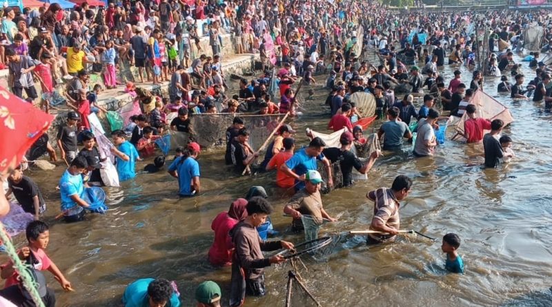 Tradisi Memet Ikan Diserbu Ribuan Warga, Ada 1 Warga Meninggal Dunia Asal Bayat Saat Berebut Ikan Tradisi Memet Ikan Diserbu Ribuan Warga, Ada 1 Warga Meninggal Dunia Asal Bayat Saat Berebut Ikan