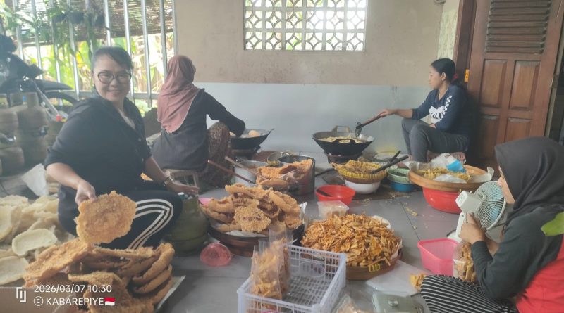 Mbak Roin Mbedut Kerja Keras Bikin Aneka Peyek, Pesanan Lebaran 2026 Meningkat